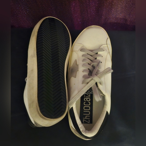 Versatile White and Gray Sneakers with Minimalist Design - Picture 1 of 4